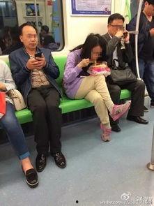 娱乐吃瓜酱坐地铁,揭秘都市生活百态  第2张