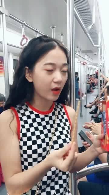 娱乐吃瓜酱坐地铁,揭秘都市生活百态  第3张